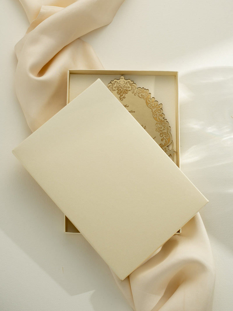 Luxuriöse Hochzeitseinladungs-Box "Form 1" mit graviertem Spiegel-Plexiglas in Gold