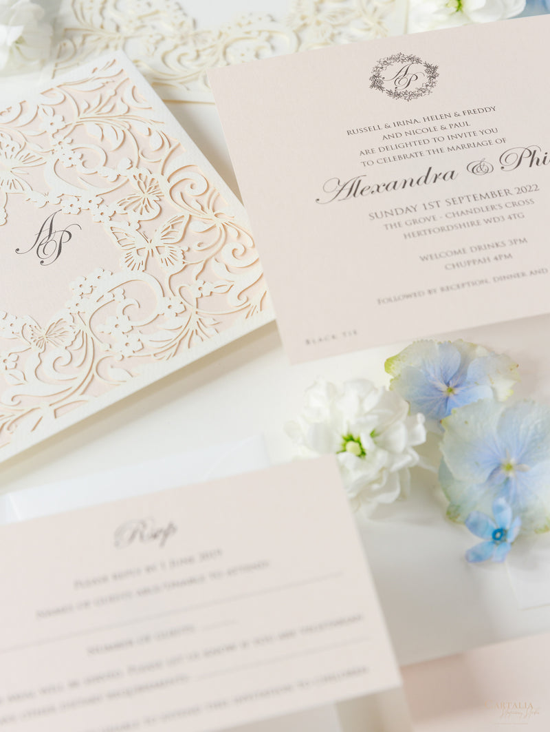 Filigran gestanzte Einladungskarte mit floralem Schmetterlings-Muster, Elfenbein & Rosa-Metallic mit Rsvp
