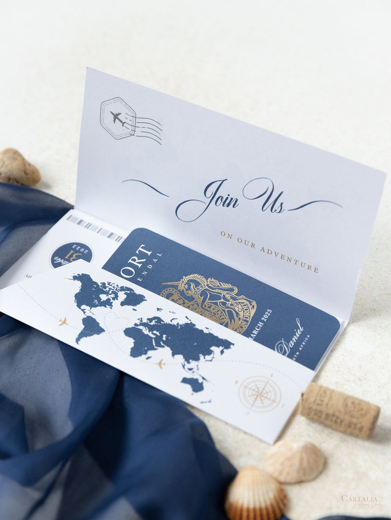 Marineblau Reisepass im Taschenumschlag mit Gold Flugzeuganhänger, Bordkarte