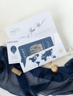 Marineblau Reisepass im Taschenumschlag mit Gold Flugzeuganhänger, Bordkarte