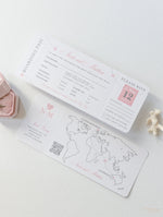 Reisepass Einladung Silber in Pocketfold-Umschlag mit silbernem Flugzeug Anhänger