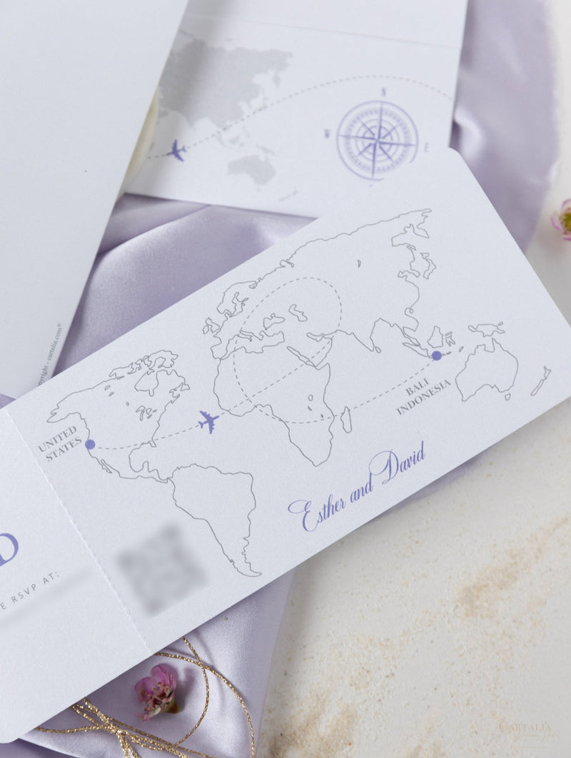 Weißer Und Lila Einladung Pass In Einem Gefalteten Umschlag Mit Goldenem Flugzeuganhänger