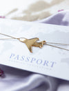 Weißer Und Lila Einladung Pass In Einem Gefalteten Umschlag Mit Goldenem Flugzeuganhänger