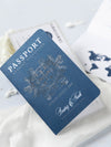 Luxuriöse Marineblaue Hochzeitspass Einladung im Taschenumschlag mit Silbernem Flugzeuganhänger + Bordkarte