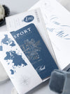 Luxuriöse Marineblaue Hochzeitspass Einladung im Taschenumschlag mit Silbernem Flugzeuganhänger + Bordkarte