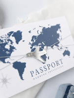 Luxuriöse Marineblaue Hochzeitspass Einladung im Taschenumschlag mit Silbernem Flugzeuganhänger + Bordkarte