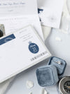 Luxuriöse Marineblaue Hochzeitspass Einladung im Taschenumschlag mit Silbernem Flugzeuganhänger + Bordkarte
