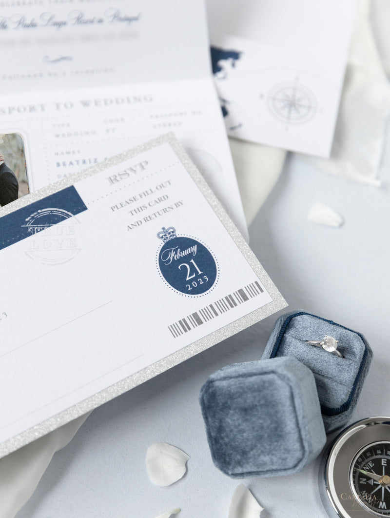 Luxuriöse Marineblaue Hochzeitspass Einladung im Taschenumschlag mit Silbernem Flugzeuganhänger + Bordkarte