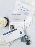 Luxuriöse Marineblaue Hochzeitspass Einladung Im Taschenumschlag Mit Silbernem Flugzeuganhänger