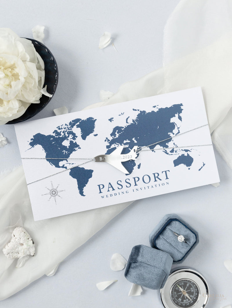 Luxuriöse Marineblaue Hochzeitspass Einladung im Taschenumschlag mit Silbernem Flugzeuganhänger + Bordkarte