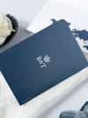 Luxuriöse Marineblaue Hochzeitspass Einladung im Taschenumschlag mit Silbernem Flugzeuganhänger + Bordkarte