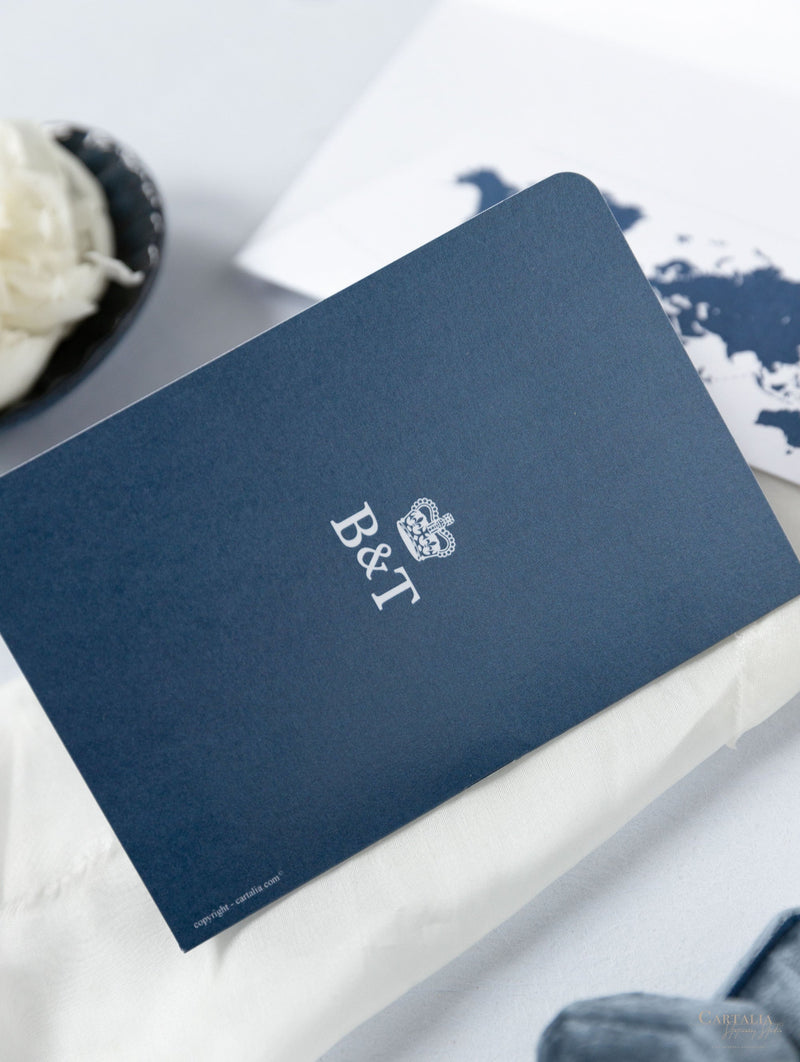Luxuriöse Marineblaue Hochzeitspass Einladung Im Taschenumschlag Mit Silbernem Flugzeuganhänger