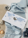Hochzeitspass Einladung Hellblau In Form Einer Taschenfalte Mit Silbernem Herz Anhänger
