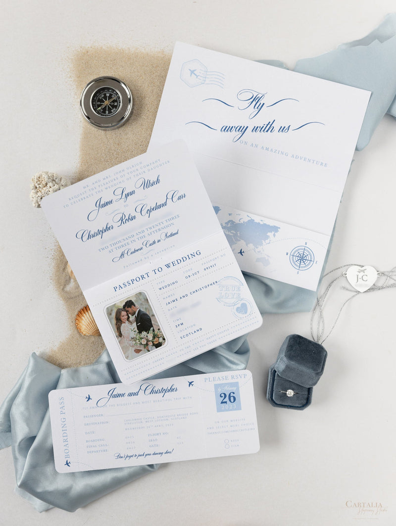 Hochzeitspass Einladung Hellblau In Form Einer Taschenfalte Mit Silbernem Herz Anhänger