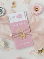 Zartrosa Reisepass Hochzeitseinladung – Luxuriöses Flugzeug Mit Gravur in Goldenem Plexi