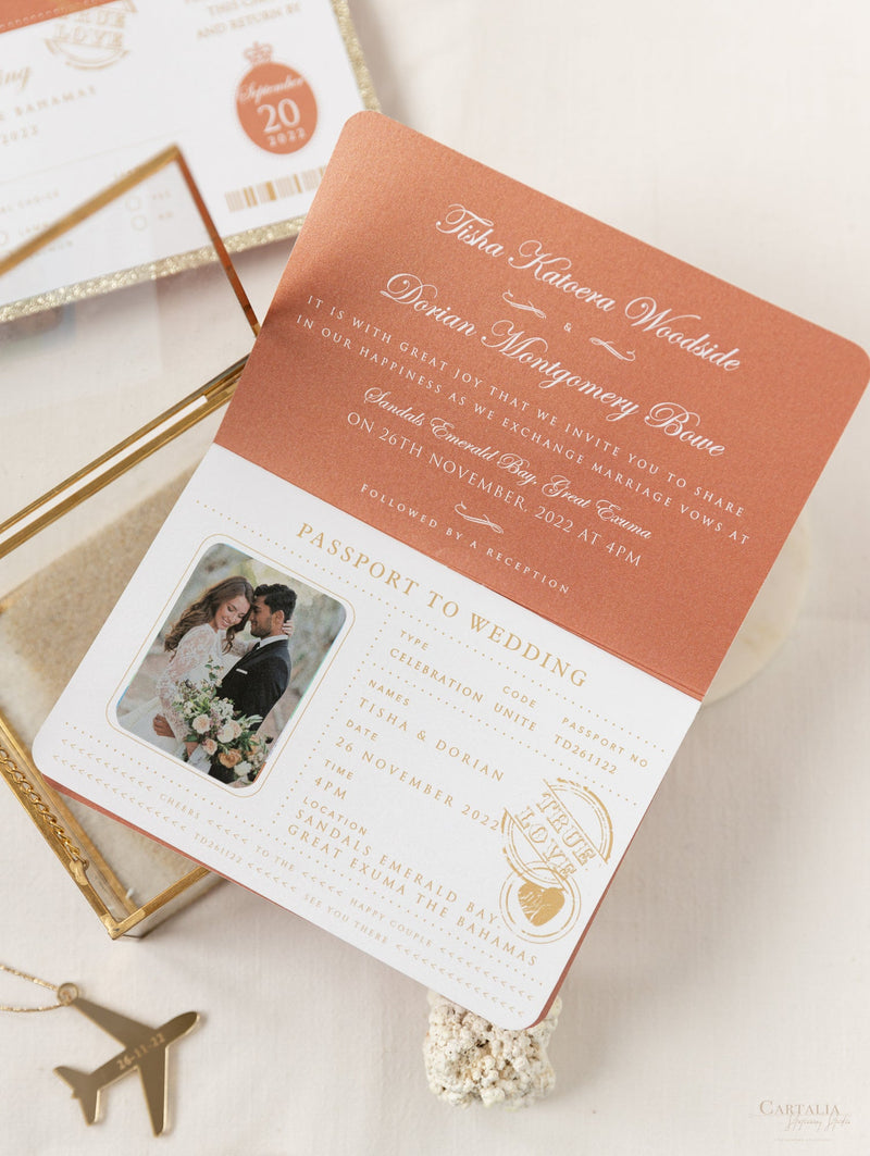 Luxuriöse Terrakotta Reisepass-Hochzeitseinladung mit goldenem Glitzer und echter Goldfolie