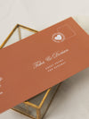 Luxuriöse Terrakotta Reisepass-Hochzeitseinladung mit goldenem Glitzer und echter Goldfolie