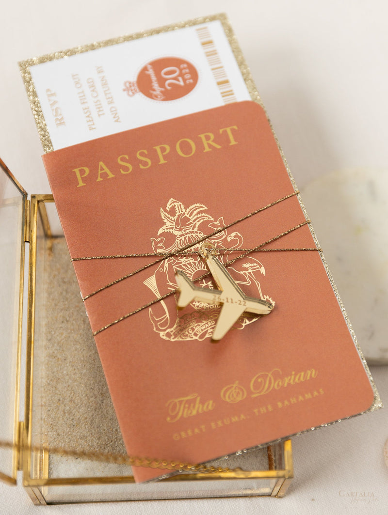 Luxuriöse Terrakotta Reisepass-Hochzeitseinladung mit goldenem Glitzer und echter Goldfolie