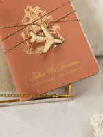 Luxuriöse Terrakotta Reisepass-Hochzeitseinladung mit goldenem Glitzer und echter Goldfolie