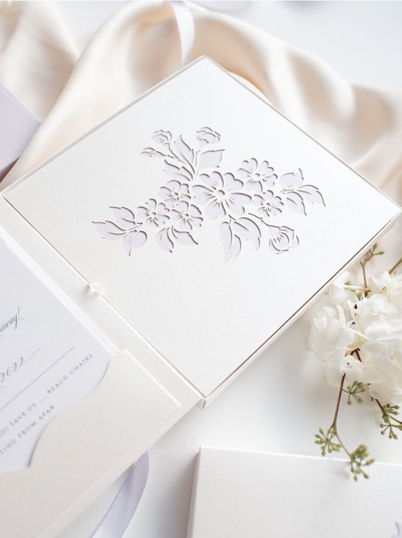 Luxuriöse Hochzeitseinladungs-3D-Box "Very Peri": lasergeschnittenes Blumenmotiv und Monogramm