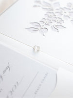 Luxuriöse Hochzeitseinladungs-3D-Box "Very Peri": lasergeschnittenes Blumenmotiv und Monogramm