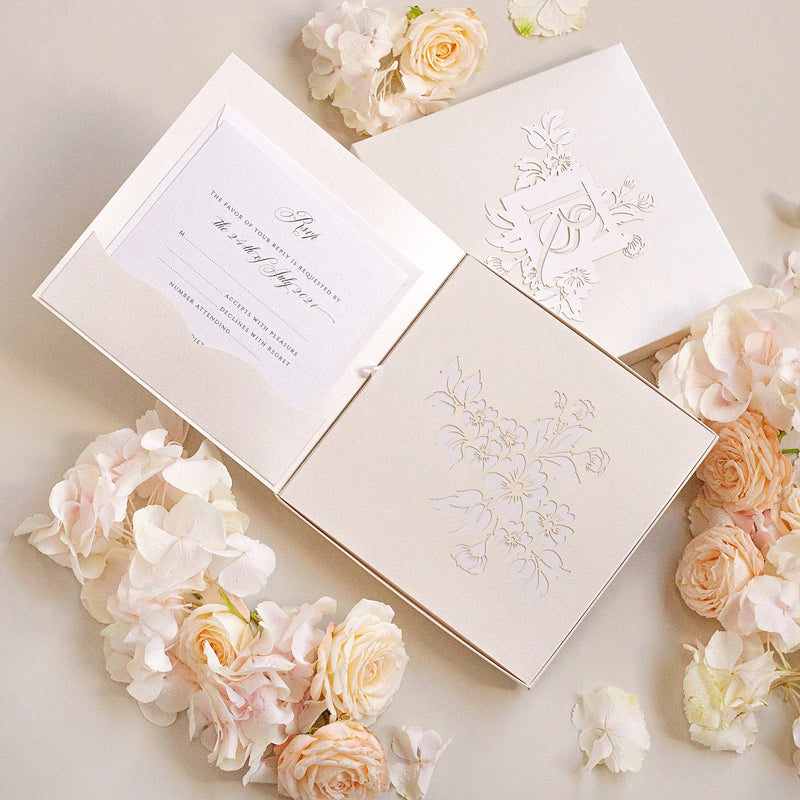 Luxuriöse Hochzeitseinladungs-3D-Box – lasergeschnittenes Blumenmotiv und Monogramm