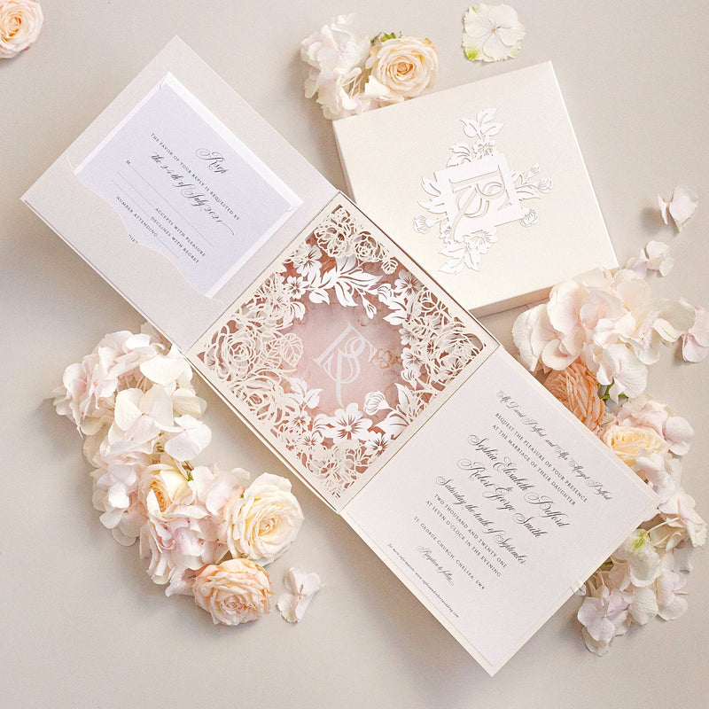 Luxuriöse Hochzeitseinladungs-3D-Box – lasergeschnittenes Blumenmotiv und Monogramm