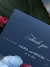 Elegante Flower Burst Dankeskarte in Marineblau mit Umschlag