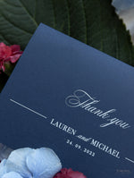 Elegante Flower Burst Dankeskarte in Marineblau mit Umschlag