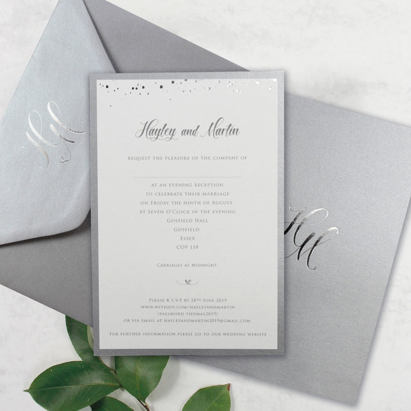 Hochzeitseinladung "Dots" Silber mit Monogramm