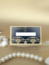 Goldene Tischkarten mit lasergeshnittenen Tordesign im Art-Deko Great Gatsby Stil