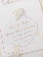 Goldene luxuriöse folierte Save-the-Date Karte mit Aufhängung und Monogramm + Satinband