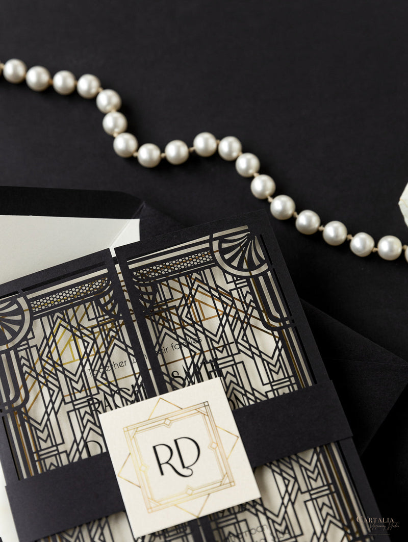 Great Gatsby Hochzeitseinladung im Art-Deco Stil mit lasergestanzten schwarzen Türen und Bauchbinden-Monogramm