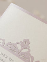 Hochzeitablauf / Menükarte mit Lasergeschnittene Spitze aus der Blush und Creme-Kollektion