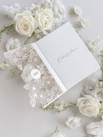 Hochzeitablaufkarte mit komplizierten lasergeschnittenen Rosendetails