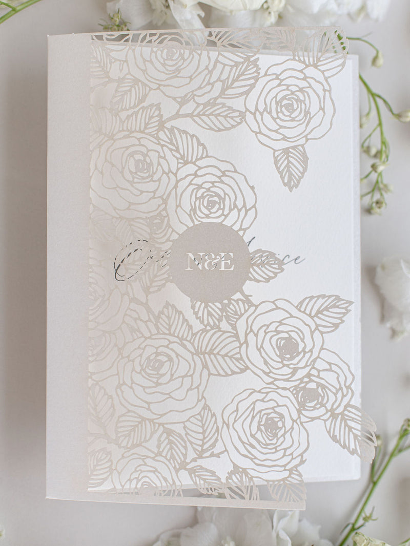 Hochzeitablaufkarte mit komplizierten lasergeschnittenen Rosendetails