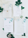 Hochzeiteinladung im Pergamentumschlag im Eukalyptus-Design mit sechseckigem Anhänger
