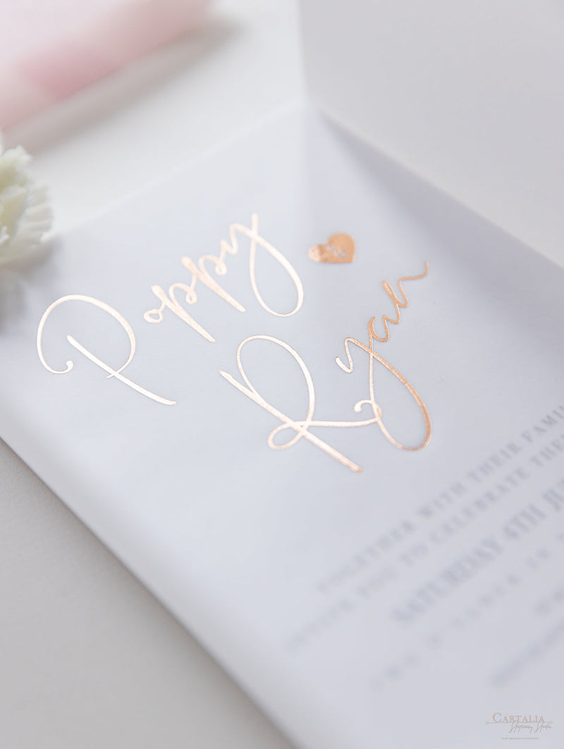 Hochzeits-Papeterie-Set aus Pergament mit roségoldener Folie, RSVP-Karte und Umschlag mit Monogramm