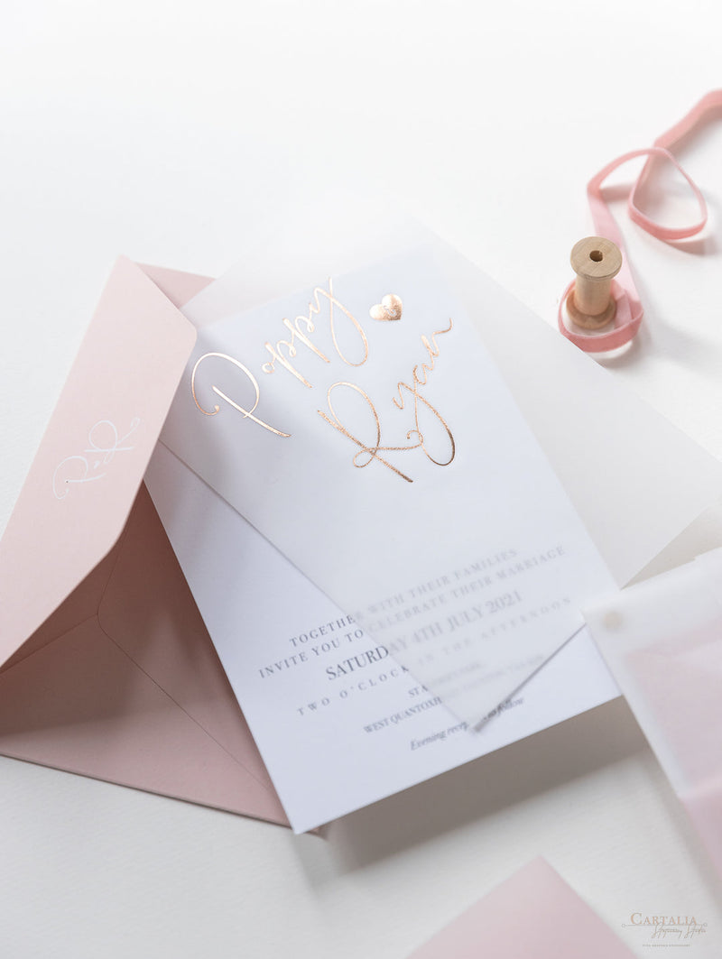Hochzeits-Papeterie-Set aus Pergament mit roségoldener Folie, RSVP-Karte und Umschlag mit Monogramm