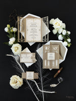 Hochzeitseinladung "Hollywood" Gold/Weiß im Art Deco Stil mit Bauchbinde