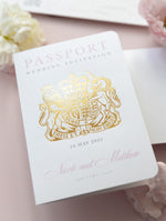 Reisepass-Hochzeitseinladung in Pocketfold-Mappe: Blush+Gold mit Goldfolie und Anhänger