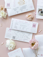 Reisepass-Hochzeitseinladung in Pocketfold-Mappe: Blush+Gold mit Goldfolie und Anhänger