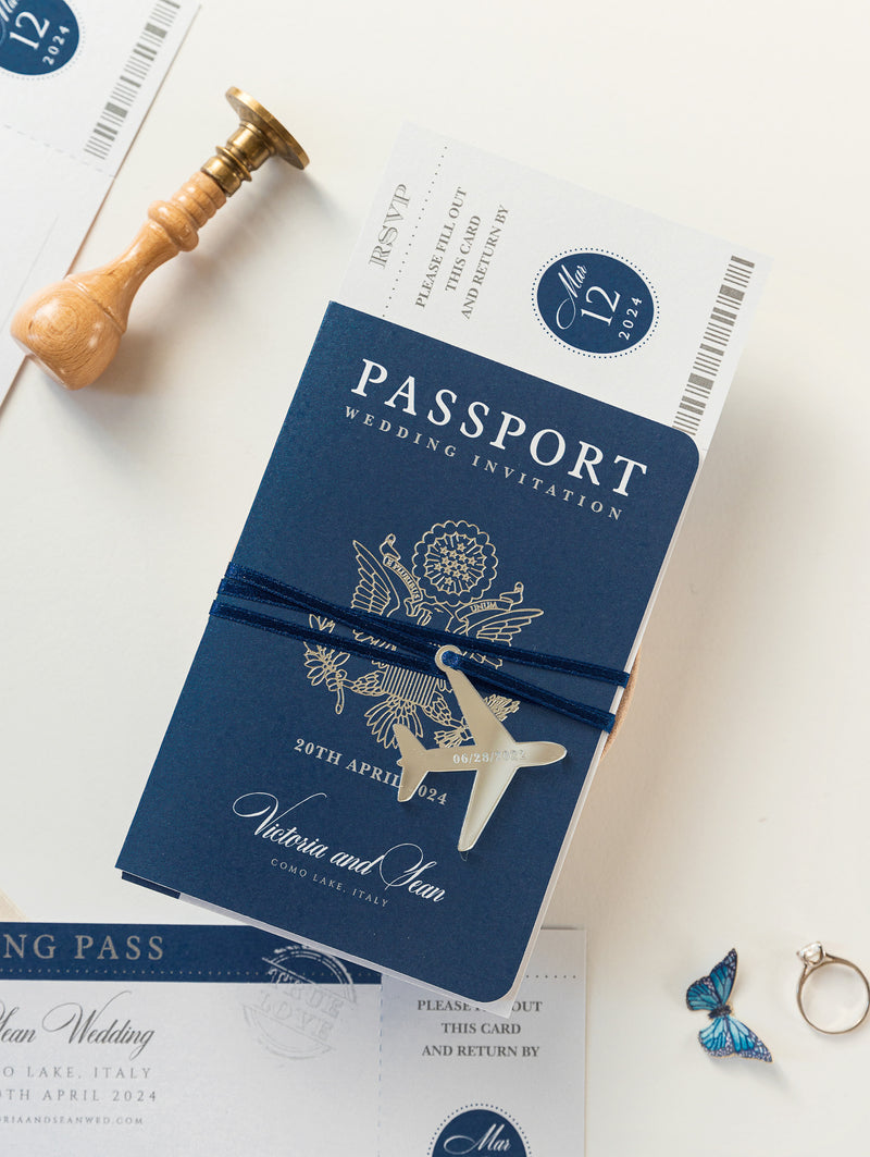 Reisepass-Hochzeitseinladung in Marineblau mit graviertem Flugzeuganhänger und Silberfolie