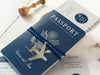 Reisepass-Hochzeitseinladung in Marineblau mit graviertem Flugzeuganhänger und Silberfolie
