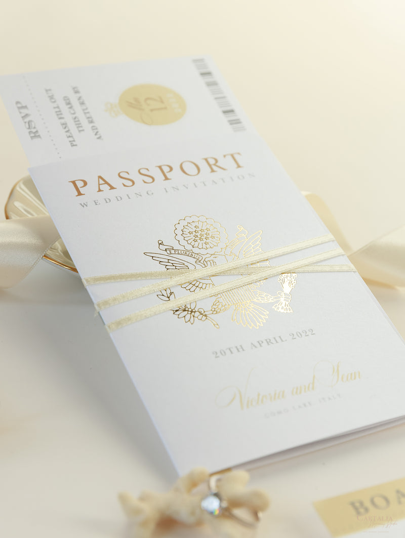 Luxuriöse Reisepass-Hochzeitseinladung Champagner mit echter Goldfolie
