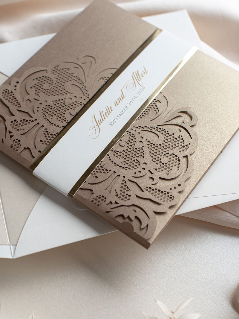 Opulentes lasergestanztes Pocketfold-Einladungs-Set Blush-Metallic mit 3 Einlegern
