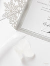 Lasergestanzte Einladung "Winter" Silber im Altarfalz mit Glitzer-Papier