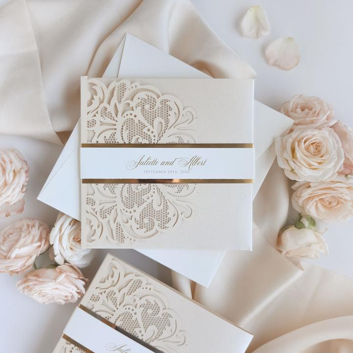 Lasergeschnittene Pocketfold-Hochzeitseinladung Perlweiß mit Blumenmotiv mit 3 Einlegern