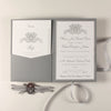 Pocketfold-Einladungs-Set Grau mit Prägung, graviertem Spiegel-Anhänger und Schleifenband