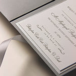 Pocketfold-Einladungs-Set Grau mit Prägung, graviertem Spiegel-Anhänger und Schleifenband
